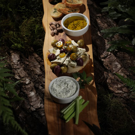 Langwerpige teakhouten serveerplank voor tapas en borrelhapjes