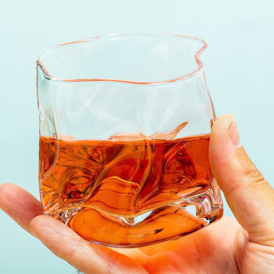 Stoer whiskeyglas met kolkend effect voor bourbon en rum