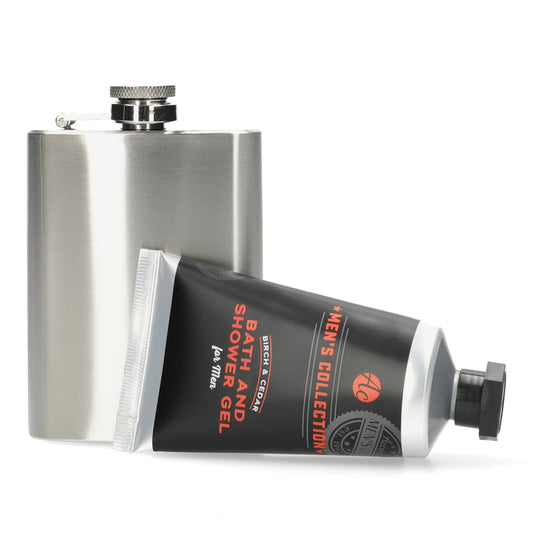 Compact verzorgingspakket met heupfles en geurige Birch & Cedar douchegel - handig voor weekendtrips en onderweg.