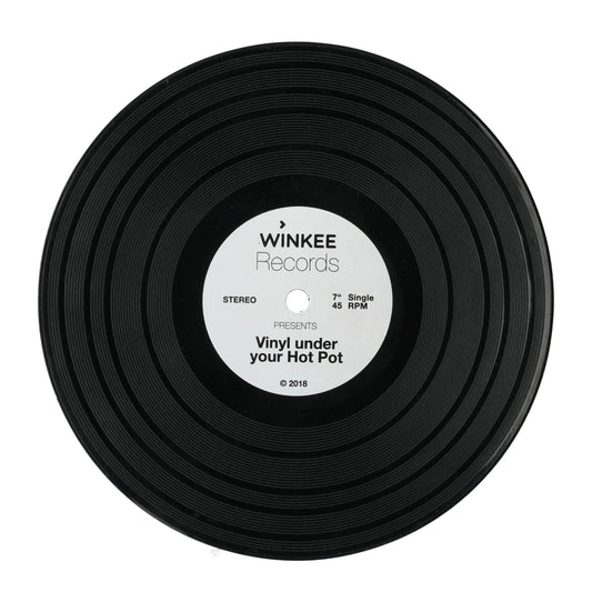 Hittebestendige onderzetter in de vorm van een vinyl plaat — stijlvol en praktisch keukenaccessoire.