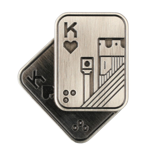 Luxe fidget slider King & Ace — unieke metalen uitvoering, perfect voor kaartliefhebbers.