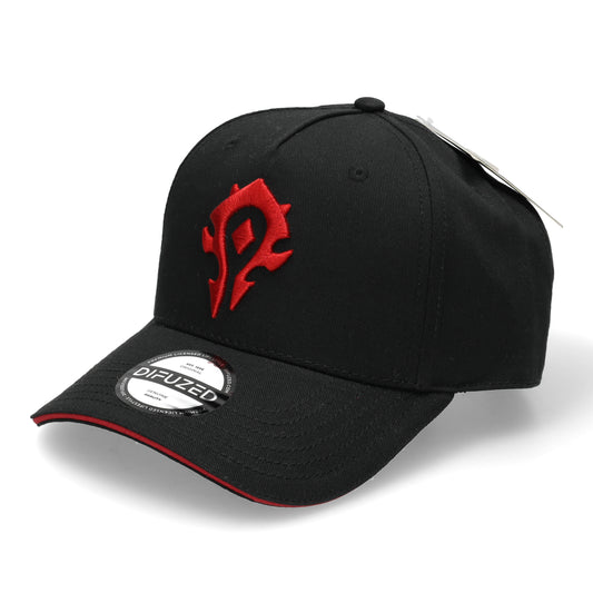 Schuine productfoto zwarte Horde cap met rode embroidery op klep - 100% katoen - ideaal cadeau voor WoW spelers