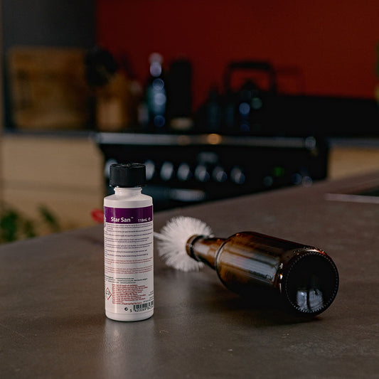 Complete ontsmettingsset voor bierflessen — onmisbare hulp voor thuisbrouwers.