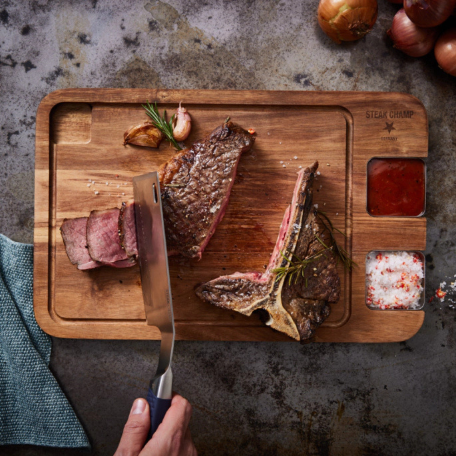 Steak serveerplank van acaciahout — bekroond design met German Innovation Award.