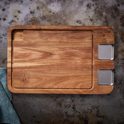 Acaciahouten steakplate — met geïntegreerde juice groove en handige dipschaaltjes.