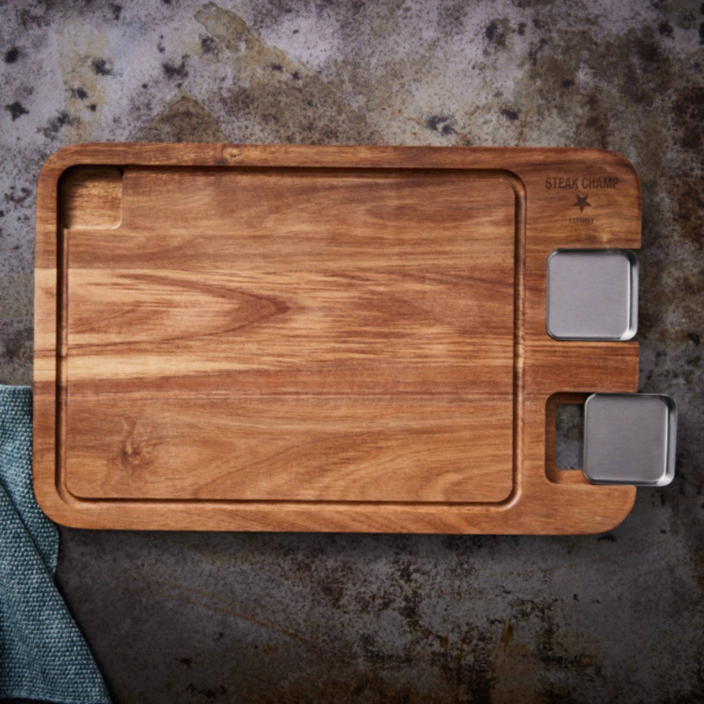 Professionele BBQ serveerplank — Steak Champ houtplank met magnetische sausbakjes.