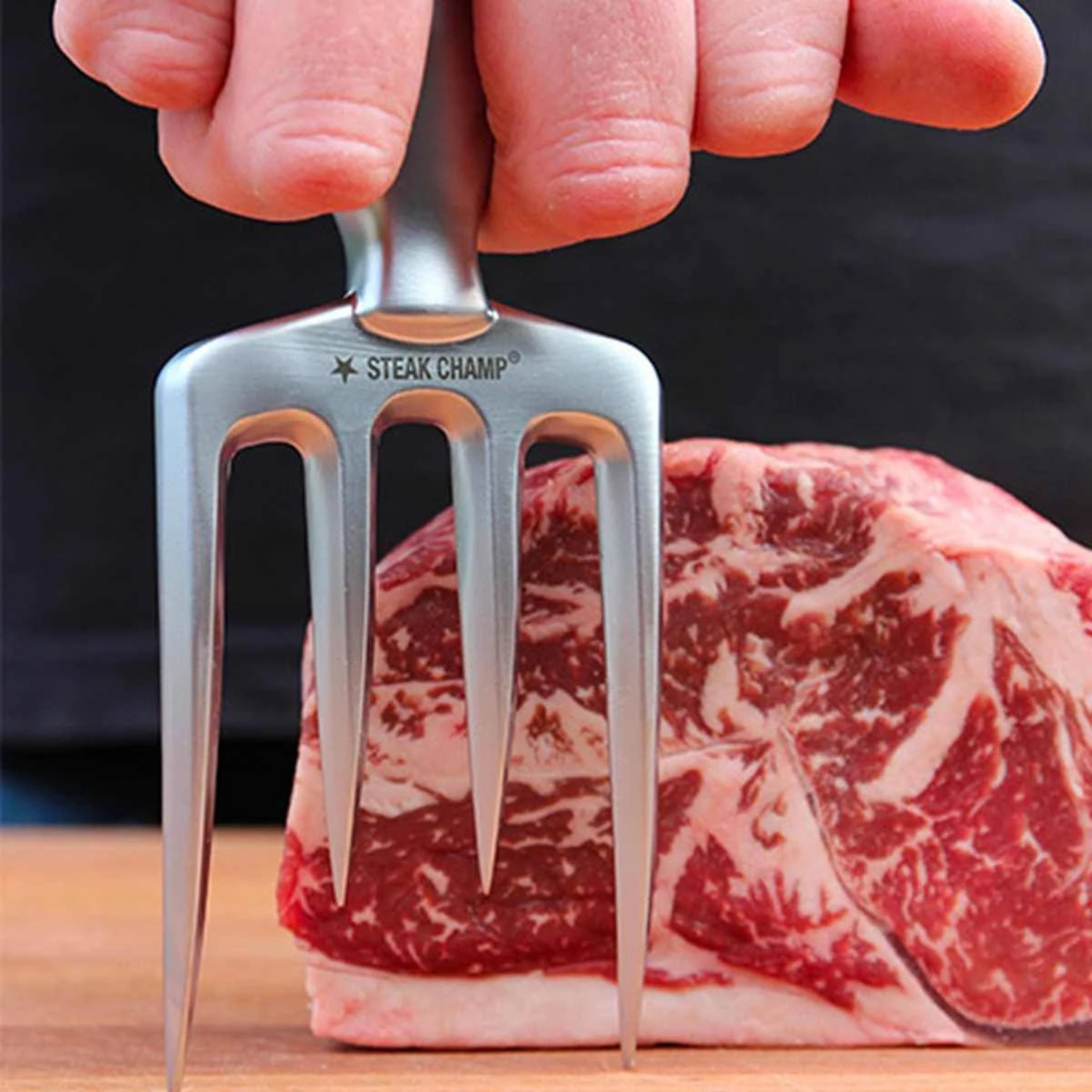 Sterke vleesvork van Steak Champ — perfect voor brisket, pulled pork en prime rib.