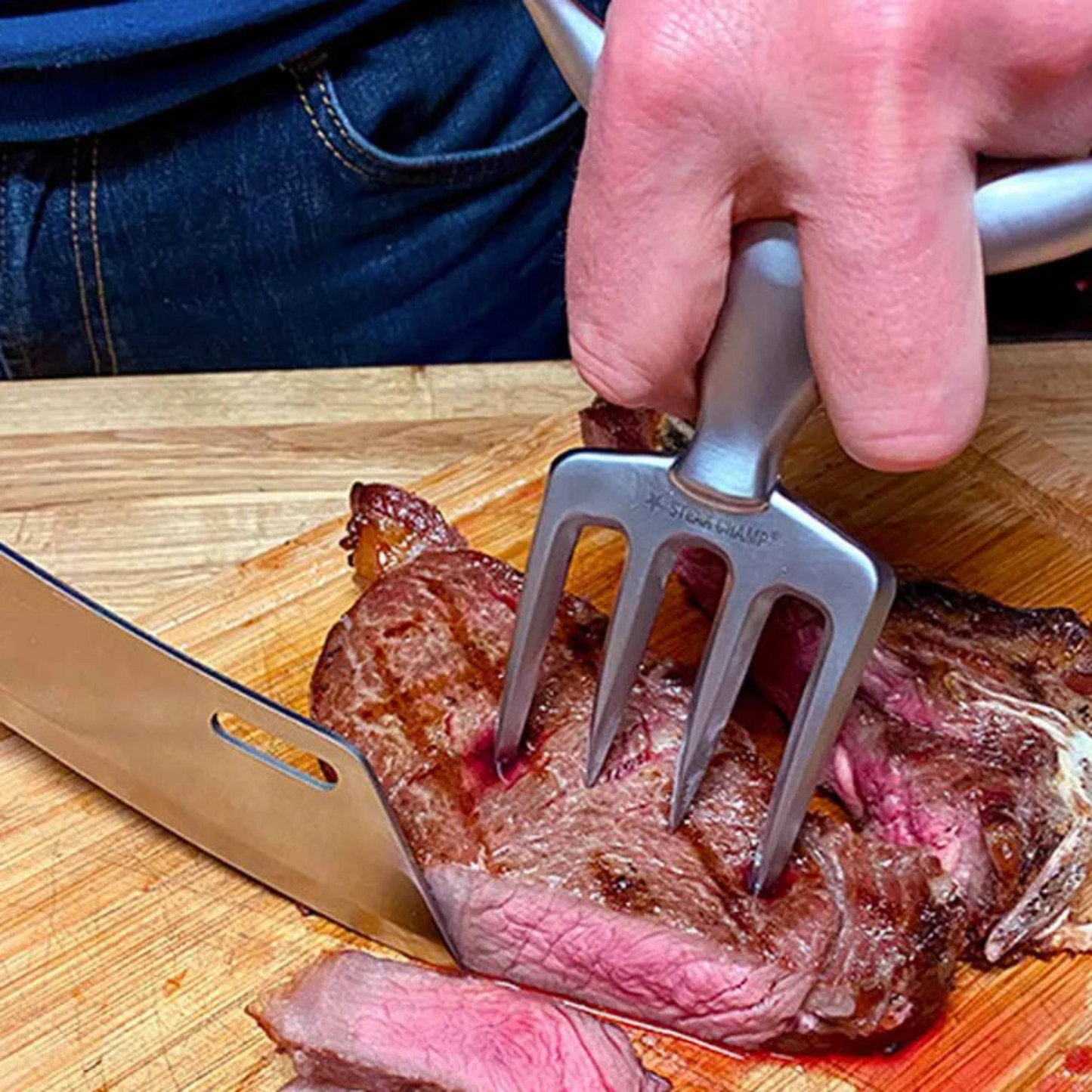 Bull Fork BBQ tool — zware, duurzame vork voor tillen en trancheren.