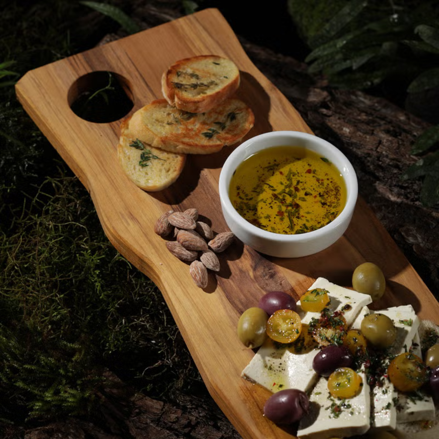 Teakhouten serveerplank lang model met hapjes en snacks