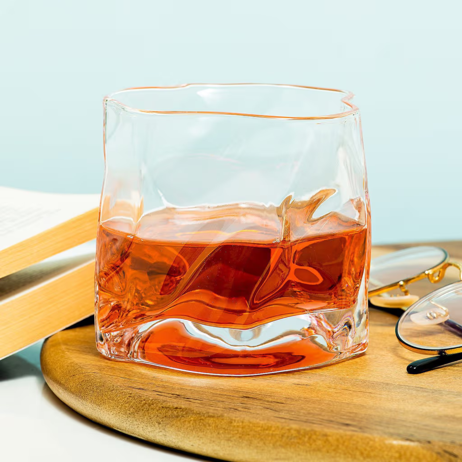 Whiskeyglas met bijzondere vorm voor mancave of thuisbar