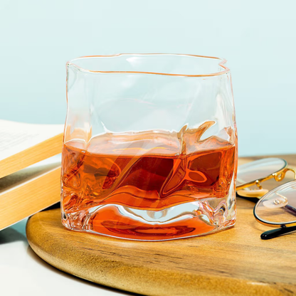Whiskeyglas met bijzondere vorm voor mancave of thuisbar