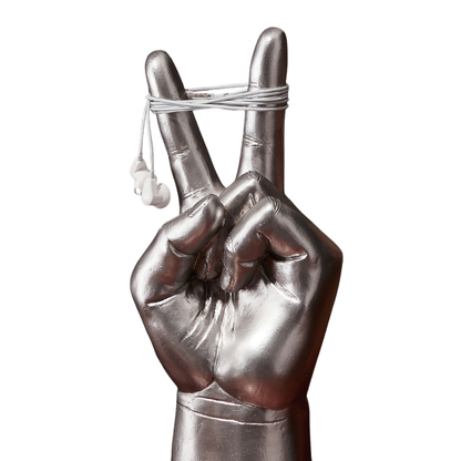 Zilverkleurige peace hand headset standaard op een bureau