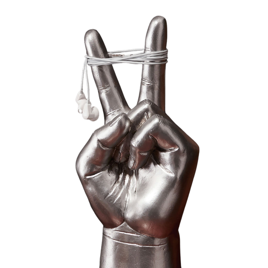 Zilverkleurige peace hand headset standaard op een bureau