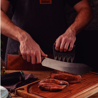 Churrasco Black vleesmes 25 cm snijdt door dikke entrecôte op snijplank