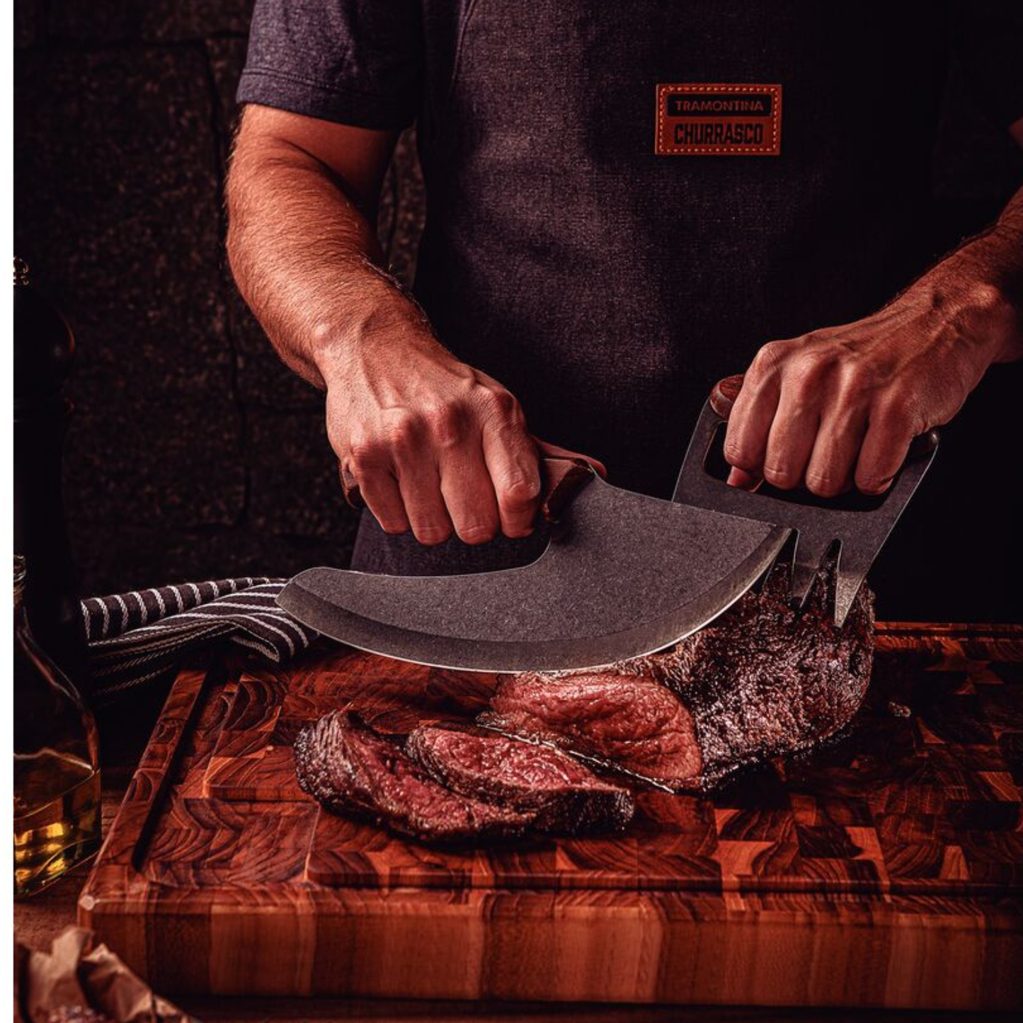 Churrasco Black multifunctioneel mes 27 cm naast gegrilde steak op plank