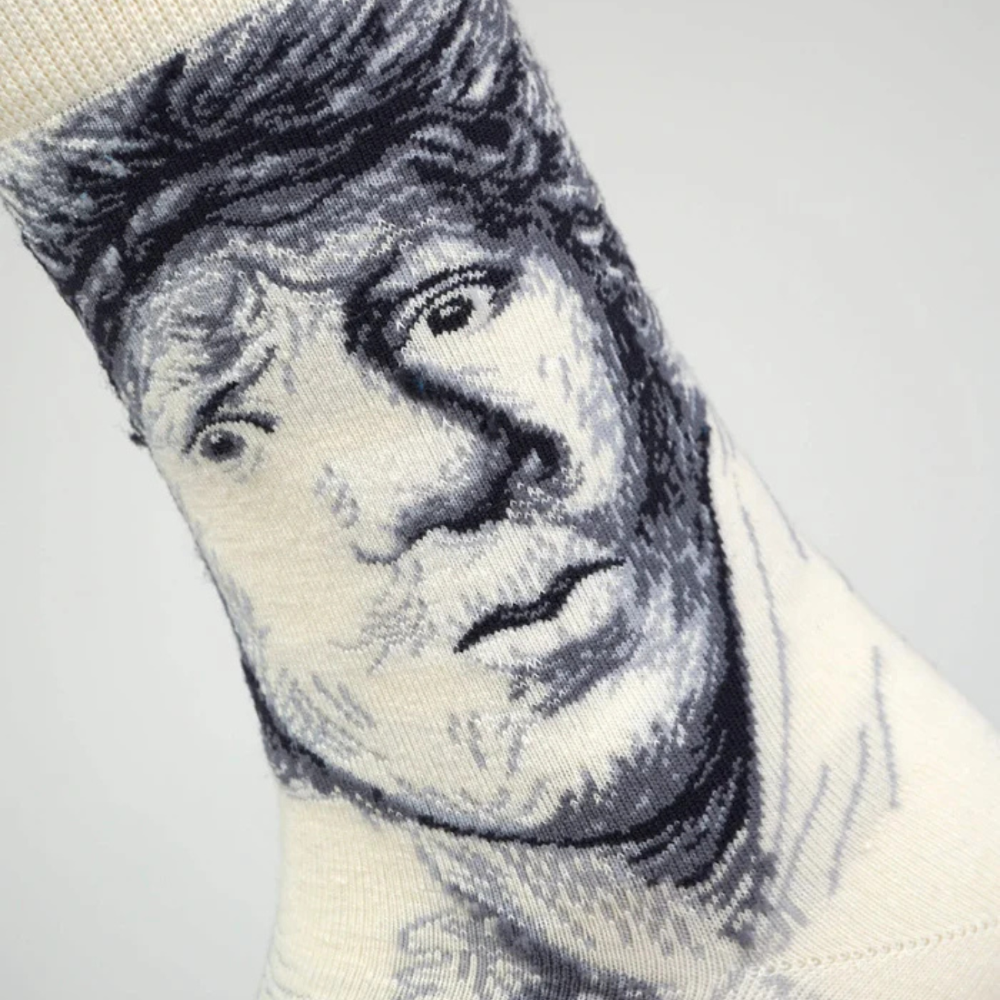 Kunstsokken als grappig wintercadeau — warm en ironisch.