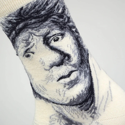 Kunstsokken als grappig wintercadeau — warm en ironisch.