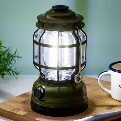 Groene kampeerlamp op AA-batterijen