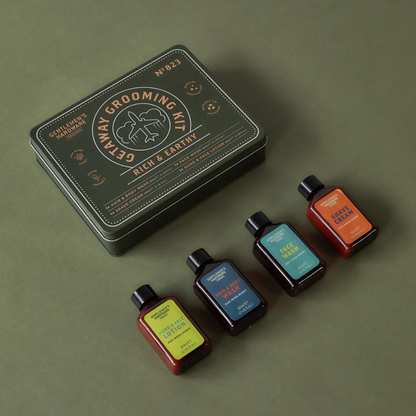 Gift-ready Travel Kit — compacte verzorgingsset met Oak Moss fragrance.