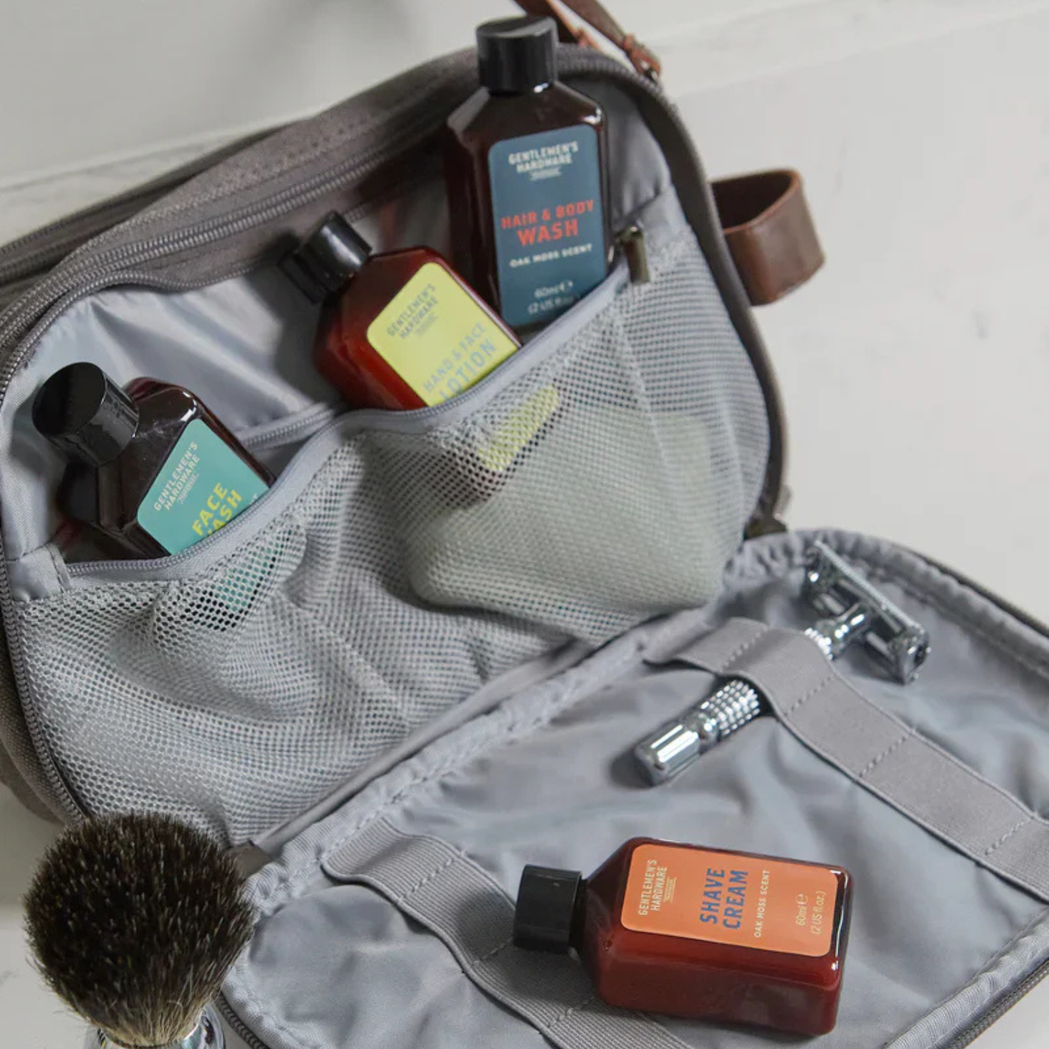 Toilettas alternatief — Travel Ready Kit in elegante herbruikbare tin.
