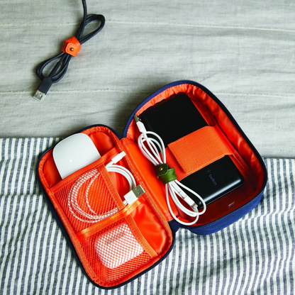 Elektronica organizer voor reizen — overzichtelijke tas voor accessoires.