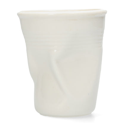 Keramische verkreukelde koffiemok looks als geplet plastic  - vaatwasserbestendig - leuk en betaalbaar cadeau voor op kantoor.