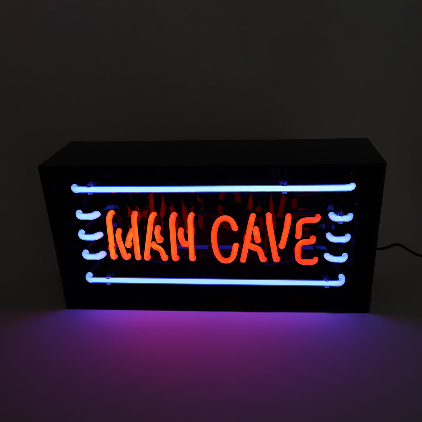 Man Cave neon sign in acrylic box — retro lichtobject voor mannenkamers.