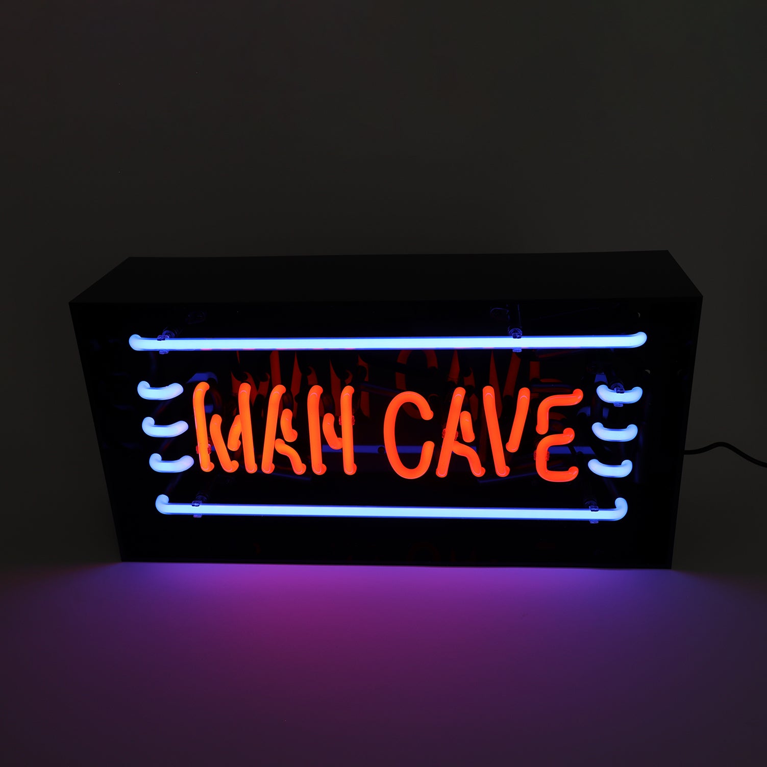 Man Cave neon sign in acrylic box — retro lichtobject voor mannenkamers.