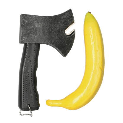 Productfoto hakbijl flesopener naast banaan als schaalverdeling -compact en handzaam formaat - ideaal gadget voor mannen cadeaus