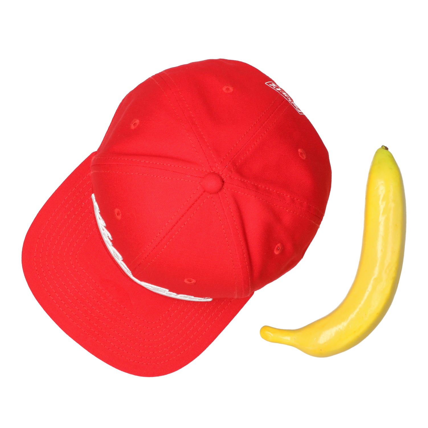 Productfoto rode Nuka Cola pet met banana for scale  - 100% katoenen unisex cap - perfect cadeau voor gamers.
