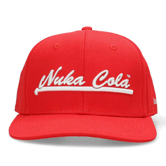 Rode Nuka Cola cap frontaal met wit logo. Katoenen baseballpet voor gamers en streetwear.