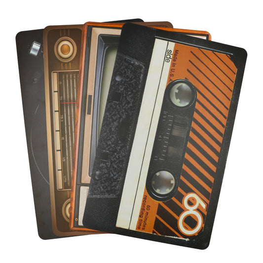 Set van 4 retro placemats — muziek en nostalgie dessins met vinyl platenspeler, cassette tape, televisie en radio.