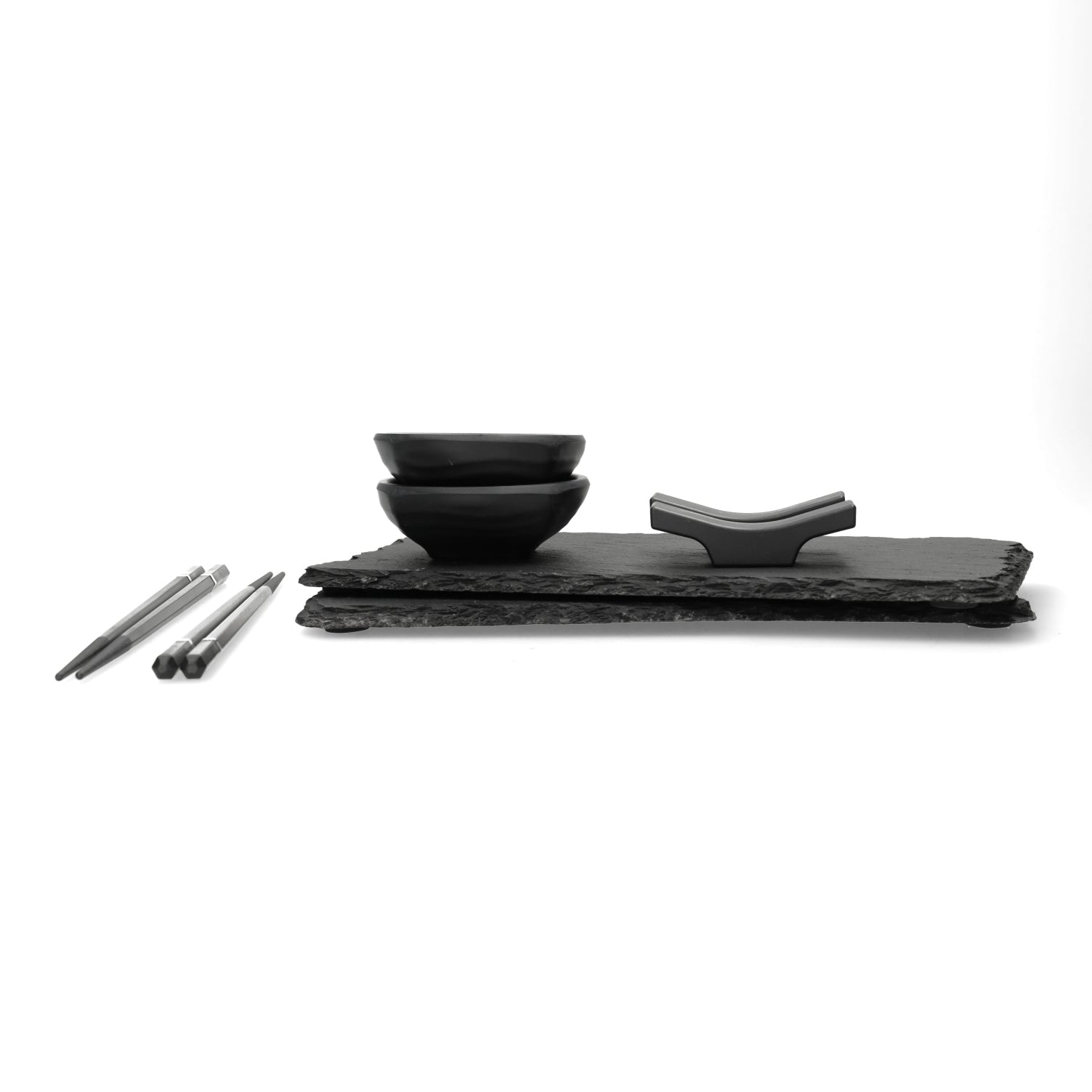 Sushi set voor twee personen - leisteenplankje en keramische kommetjes. Perfect cadeau voor sushi liefhebbers.