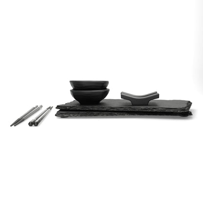 Sushi set voor twee personen - leisteenplankje en keramische kommetjes. Perfect cadeau voor sushi liefhebbers.
