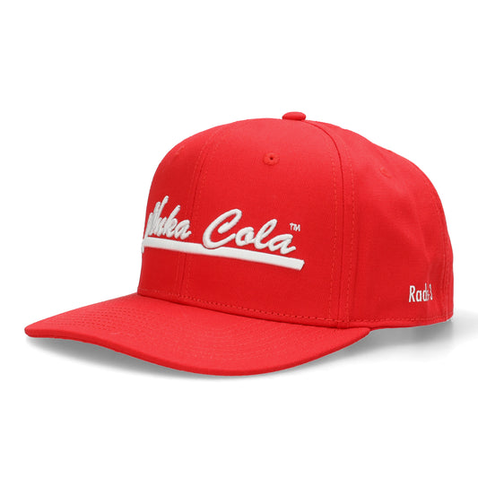 Zij aanzicht rode Nuka Cola pet met geborduurd logo en van stevig katoenen stof - platte klep. Fallout Franchise